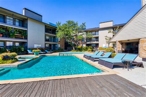 Lakeside Apartments .